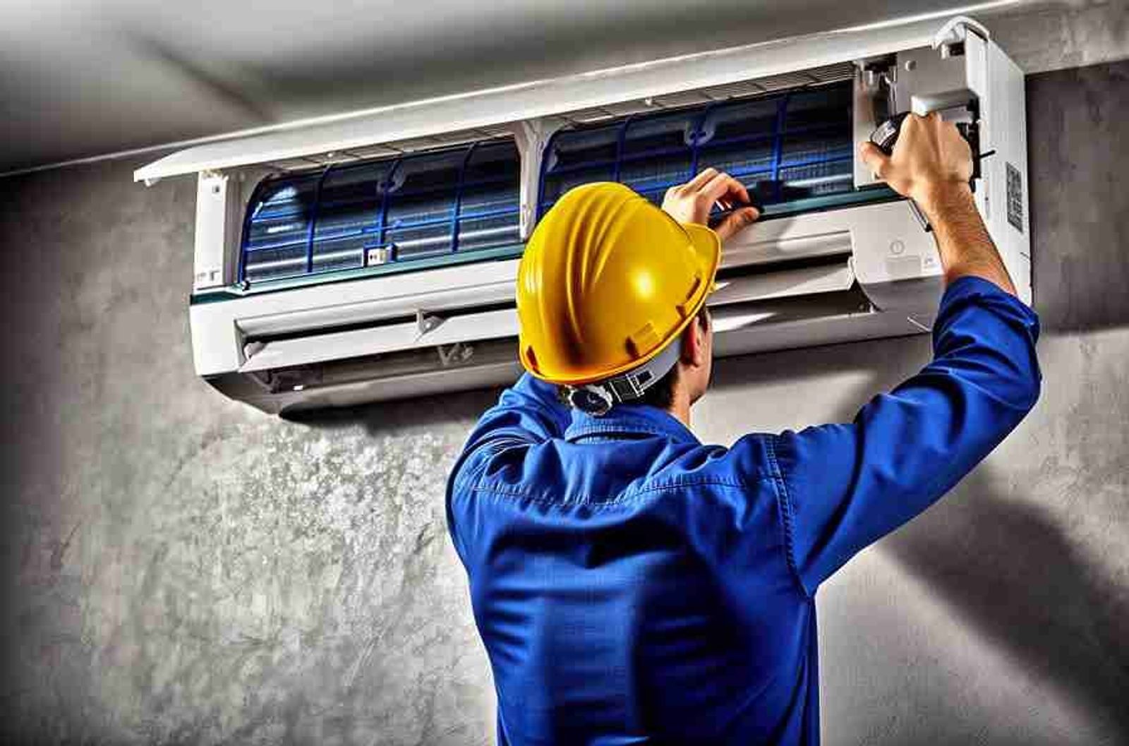 Técnico da Central do Ar fazendo a limpeza de um ar-condicionado split